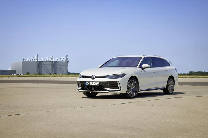 Volkswagen Passat 2024: una rivoluzione nel segmento delle station wagon [FOTO]
