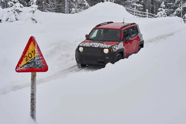 Freddo e auto: i controlli per guidare in sicurezza