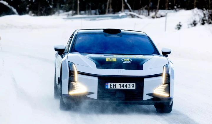 Un'auto elettrica cinese ha battuto Tesla, BMW e Mercedes nei test invernali