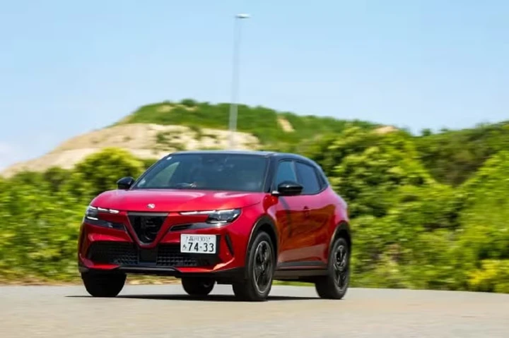 Alfa Romeo Junior debutta in Giappone con targa laterale: una scelta di design e normativa