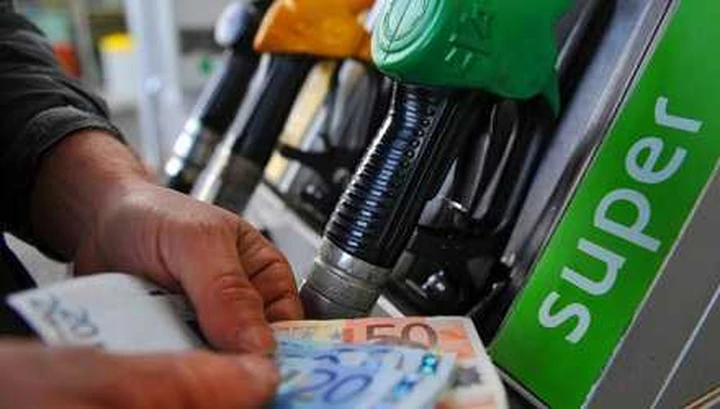 Prezzo benzina torna a 1,9 euro al litro