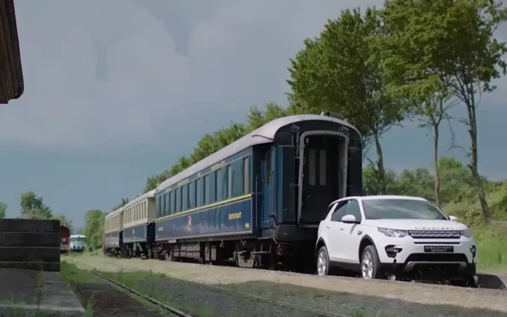 Land Rover Discovery Sport, prova di forza: traina un treno