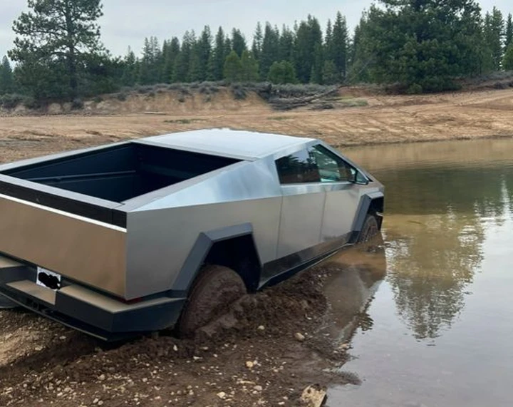 Tesla Cybertruck non riesce a guadare il fiume: le riparazioni sono esose