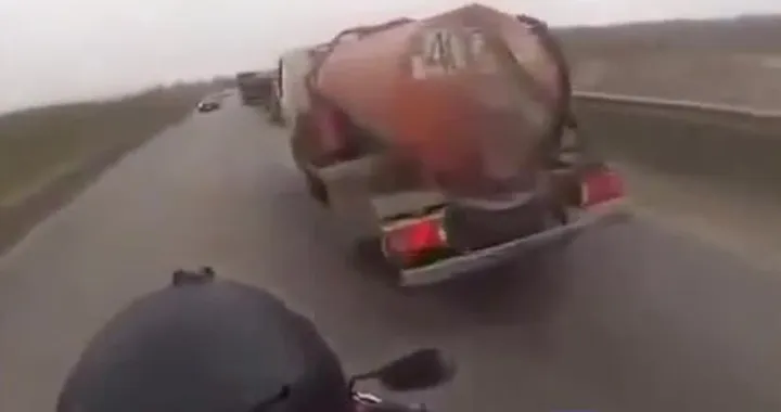 Sorpassando in moto prendono in pieno lo sportello di un camion