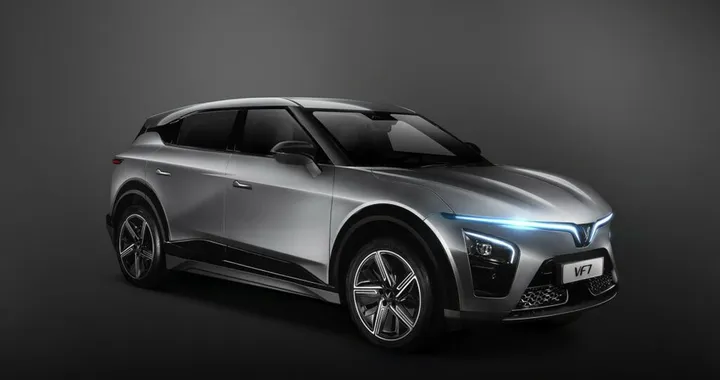 VinFast VF 7: debutta il nuovo crossover 100% elettrico [FOTO]