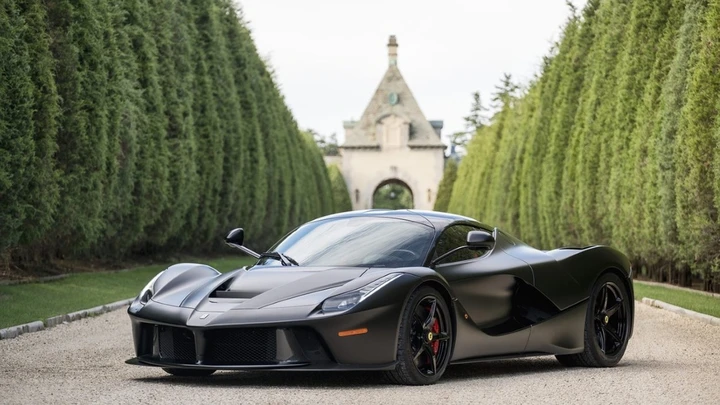 Ferrari: all’asta una LaFerrari in livrea nero opaco
