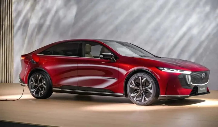 Mazda6e 2027, più autonomia e ricarica rapida: ora arriva a 560 km