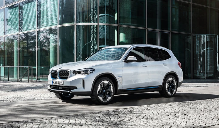 Bmw iX3: autonomia, prestazioni, allestimenti e prezzi