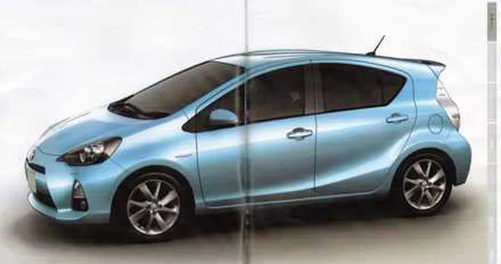 Toyota Prius C, le immagini della brochure