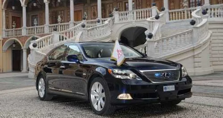 Il principe Alberto di Monaco sceglie Lexus