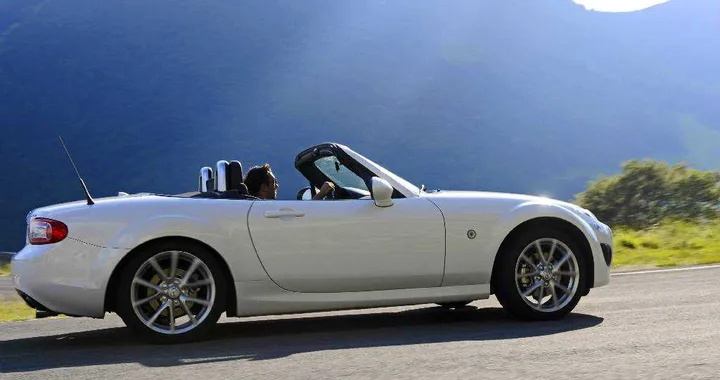 Mazda MX-5 Roadster Record Series White in prova