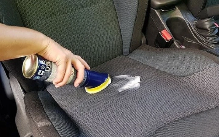 Come pulire i sedili dell’auto: cosa serve e consigli